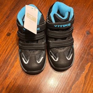 newest tag, size 10 ( euro 27) snow boots with traction